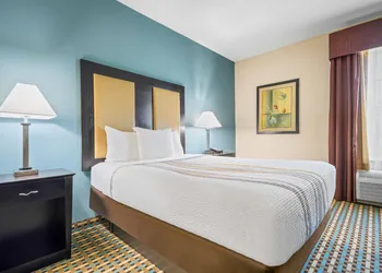La Quinta Inn & Suites by Wyndham Stonington-Mystic Area hotel thumbnail 4