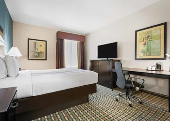 La Quinta Inn & Suites by Wyndham Stonington-Mystic Area hotel thumbnail 5