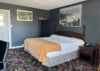 East Court Motel hotel thumbnail 8