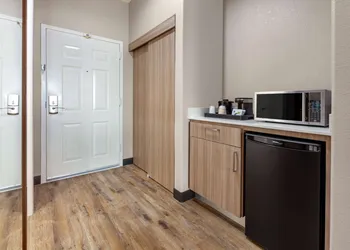 La Quinta Inn & Suites by Wyndham Houston Channelview hotel thumbnail 4