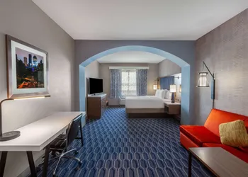 La Quinta Inn & Suites by Wyndham Houston Channelview hotel thumbnail 5