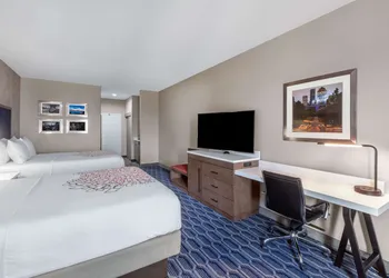 La Quinta Inn & Suites by Wyndham Houston Channelview hotel thumbnail 8