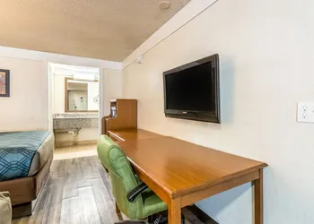 Econo Lodge Gastonia North hotel thumbnail 5