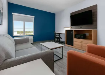La Quinta Inn & Suites by Wyndham Ft. Worth - Burleson hotel thumbnail 4