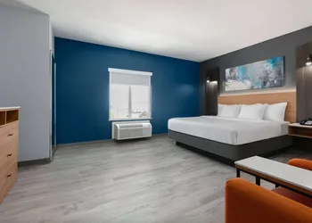 La Quinta Inn & Suites by Wyndham Ft. Worth - Burleson hotel thumbnail 5