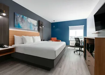 La Quinta Inn & Suites by Wyndham Ft. Worth - Burleson hotel thumbnail 6