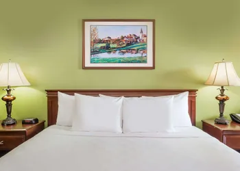 Baymont by Wyndham Waycross hotel thumbnail 8