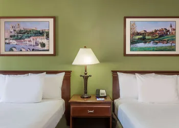 Baymont by Wyndham Waycross hotel thumbnail 4