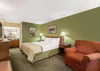 Baymont by Wyndham Waycross hotel thumbnail 7