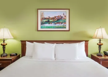 Baymont by Wyndham Waycross hotel thumbnail 8