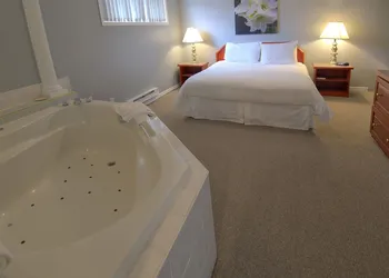 Tiki Shores Inn & Suites hotel thumbnail 6