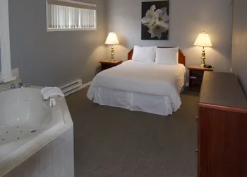 Tiki Shores Inn & Suites hotel thumbnail 8