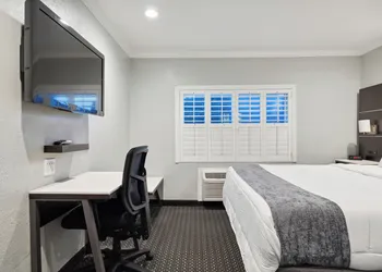 Bayhill Inn hotel thumbnail 4