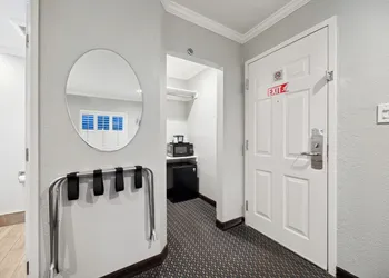 Bayhill Inn hotel thumbnail 5