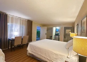 Royal Inn & Suites hotel thumbnail 2