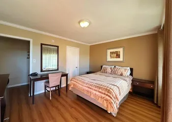 Royal Inn & Suites hotel thumbnail 4