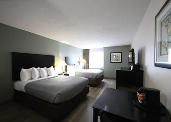 Quality Inn & Suites hotel thumbnail 8