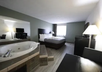 Quality Inn & Suites hotel thumbnail 5