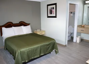 Deluxe Inn Motel hotel thumbnail 2