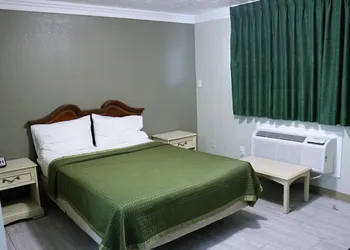 Deluxe Inn Motel hotel thumbnail 3