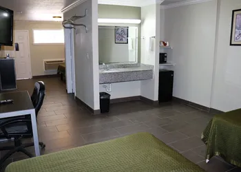 Deluxe Inn Motel hotel thumbnail 7