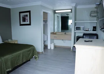 Deluxe Inn Motel hotel thumbnail 8