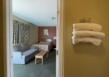 Howard Johnson by Wyndham Ridgecrest, CA hotel thumbnail 8