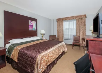 Super 8 by Wyndham Innisfail hotel thumbnail 4