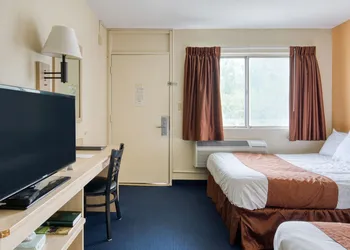 Days Inn by Wyndham New Philadelphia hotel thumbnail 5
