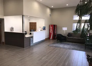 Days Inn by Wyndham Grove hotel thumbnail 2