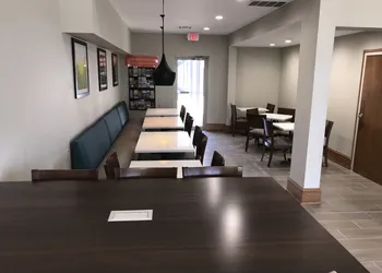 Days Inn by Wyndham Grove hotel thumbnail 4
