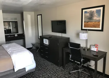 Days Inn by Wyndham Grove hotel thumbnail 5