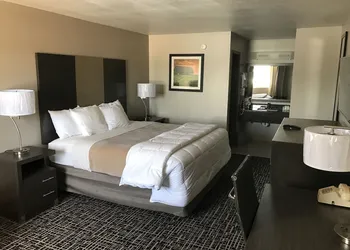 Days Inn by Wyndham Grove hotel thumbnail 6