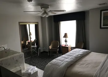 Days Inn by Wyndham Grove hotel thumbnail 7