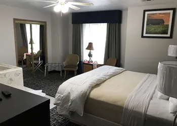 Days Inn by Wyndham Grove hotel thumbnail 8