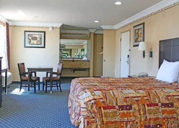 Crystal Inn Suites & Spas hotel thumbnail 7