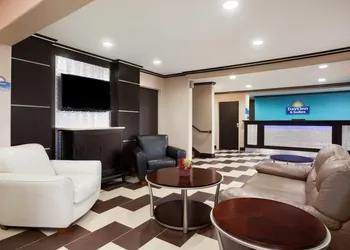 Days Inn & Suites by Wyndham Conroe North hotel thumbnail 2
