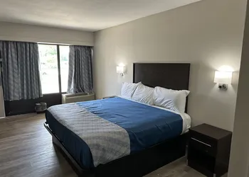 Oakwood Inn hotel thumbnail 5