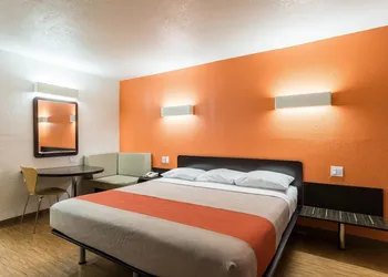 Motel 6 Uvalde, TX hotel thumbnail 7