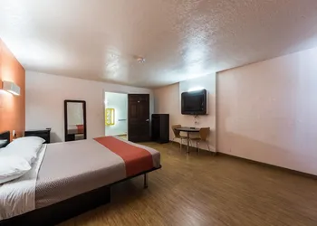 Motel 6 Uvalde, TX hotel thumbnail 8