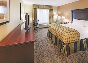 La Quinta Inn & Suites by Wyndham Dickinson hotel thumbnail 5