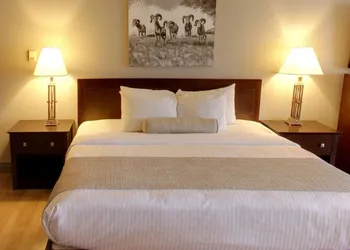 Days Inn by Wyndham Golden hotel thumbnail 7