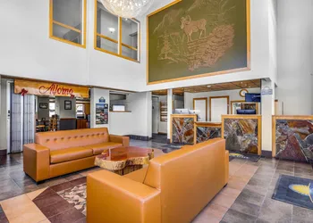 Days Inn by Wyndham Golden hotel thumbnail 2