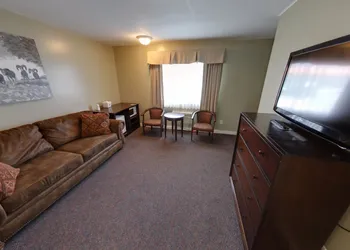 Days Inn by Wyndham Golden hotel thumbnail 6