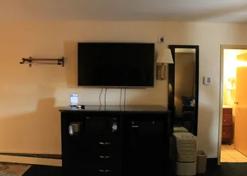 American Inn & Suites hotel thumbnail 3