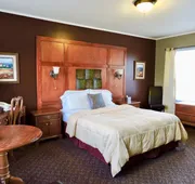 Vinehurst Inn And Suites hotel detail image 7