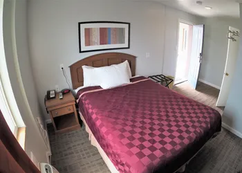 Country Manor Motel Watkins hotel thumbnail 7