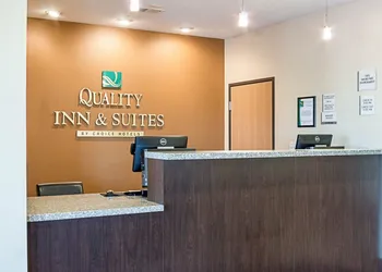 Quality Inn & Suites Minot North hotel thumbnail 3
