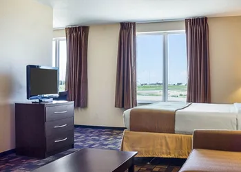 Quality Inn & Suites Minot North hotel thumbnail 7