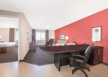 Hawthorn Suites by Wyndham Williston hotel thumbnail 8